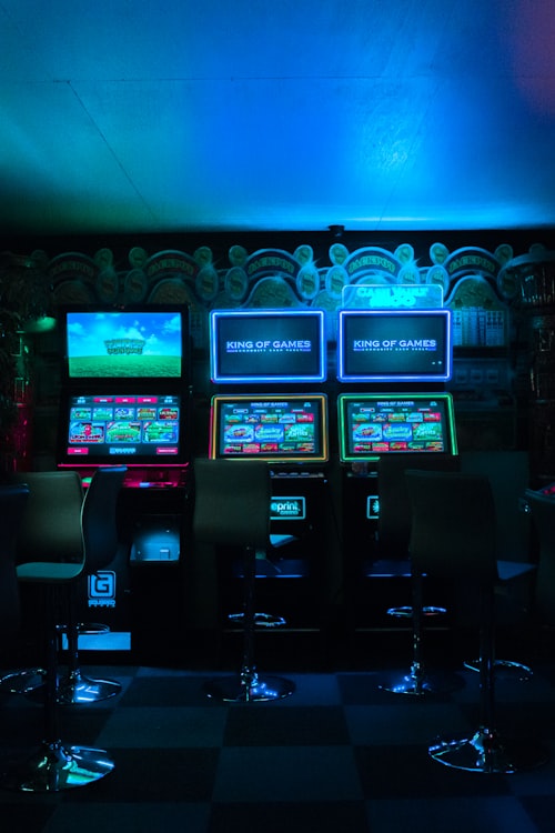 英雄联盟S14全球总决赛宣传图，召唤师奖杯与电竞选手剪影