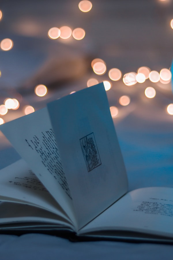 电视剧繁花剧照，胡歌饰演的阿宝在上海黄河路